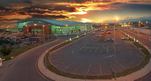 Аэропорт Тбилиси. Фото Gmaisuradze15 - https://ru.wikipedia.org/wiki/Тбилиси_(аэропорт)#/media/Файл:Tbilisi_airport_1.jpg Аэропорт Тбилиси. Фото Gmaisuradze15 - https://ru.wikipedia.org/wiki/Тбилиси_(аэропорт)#/media/Файл:Tbilisi_airport_1.jpg