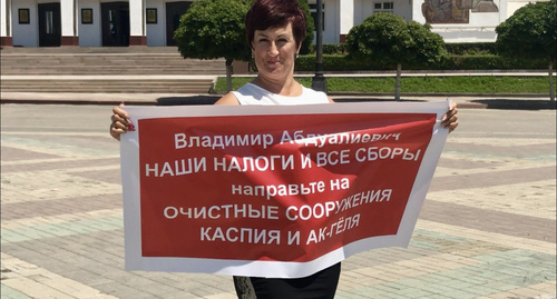 Организатор акции Лариса Бачиева. Махачкала, 8 июля 2019 года. Фото Патимат Махмудовой для "Кавказского узла" Организатор акции Лариса Бачиева. Махачкала, 8 июля 2019 года. Фото Патимат Махмудовой для "Кавказского узла"