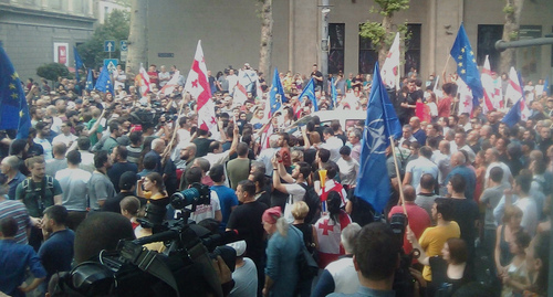Полицейские кордоны между двумя митингами на Руставели. Тбилиси, 8 июля 2019 г. Фото Беслана Кмузова для "Кавказского узла" Полицейские кордоны между двумя митингами на Руставели. Тбилиси, 8 июля 2019 г. Фото Беслана Кмузова для "Кавказского узла"