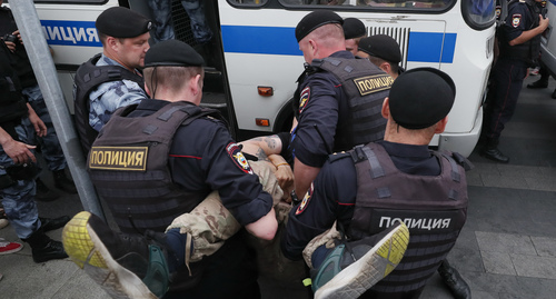 Сотрудники полиции задерживают участника акции в поддержку Ивана Голунова. Москва, июнь 2019 года. REUTERS/Shamil Zhumatov Сотрудники полиции задерживают участника акции в поддержку Ивана Голунова. Москва, июнь 2019 года. REUTERS/Shamil Zhumatov