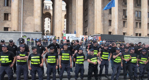 Полиция Грузии оцепила парламент. Тбилиси, 9 июля 2019 года. Фото Беслана Кмузова для "Кавказского узла" Полиция Грузии оцепила парламент. Тбилиси, 9 июля 2019 года. Фото Беслана Кмузова для "Кавказского узла"