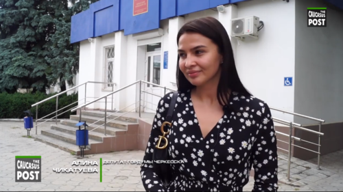 Алина Чикатуева у здания суда. 8 июля 2019 года. Скриншот видео https://youtu.be/MxnQKArc1jM Алина Чикатуева у здания суда. 8 июля 2019 года. Скриншот видео https://youtu.be/MxnQKArc1jM