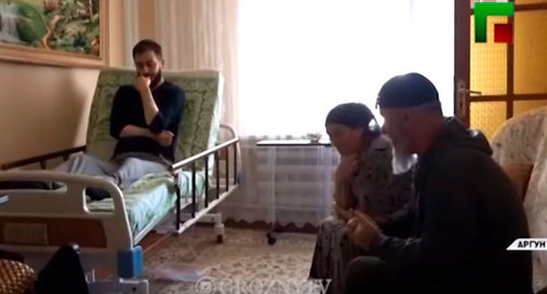 Посещения автора комментария мэром Аргуна. Фото: кадр телесюжета с извинениями инвалида первой группы из Аргуна, https://youtu.be/hNtAKEVfqFc Посещения автора комментария мэром Аргуна. Фото: кадр телесюжета с извинениями инвалида первой группы из Аргуна, https://youtu.be/hNtAKEVfqFc