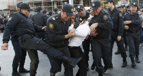 Сотрудники полиции задерживают активиста. Азербайджан. Фото: REUTERS/David Mdzinarishvili Сотрудники полиции задерживают активиста. Азербайджан. Фото: REUTERS/David Mdzinarishvili