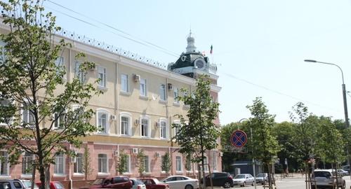 Администрация Майкопа. Фото: пресс-служба мэрии Майкопа. https://maikop.ru/city/photogallery/151/ Администрация Майкопа. Фото: пресс-служба мэрии Майкопа. https://maikop.ru/city/photogallery/151/