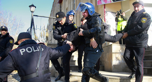 Сотрудники полиции задерживают активиста. Азербайджан. Фото: REUTERS/Aziz Karimov Сотрудники полиции задерживают активиста. Азербайджан. Фото: REUTERS/Aziz Karimov