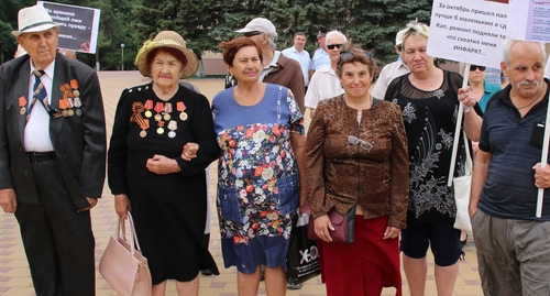 Участники митинга в поддержку Грудинина озвучили и социальные требования. Красный Сулин, 13 июля 2019 года. Фото Вячеслава Прудникова для "Кавказского узла". Участники митинга в поддержку Грудинина озвучили и социальные требования. Красный Сулин, 13 июля 2019 года. Фото Вячеслава Прудникова для "Кавказского узла".