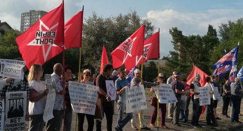 Участники пикета в Волгограде. Фото Татьяны Филимоновой для "Кавказского узла". Участники пикета в Волгограде. Фото Татьяны Филимоновой для "Кавказского узла".