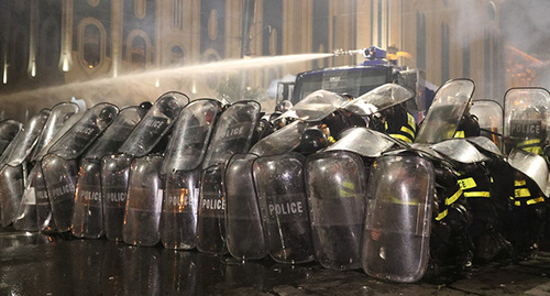 Сотрудники полиции во время акции протеста. Тбилиси, 21 июня 2019 года. Фото: REUTERS/Irakli Gedenidze Сотрудники полиции во время акции протеста. Тбилиси, 21 июня 2019 года. Фото: REUTERS/Irakli Gedenidze