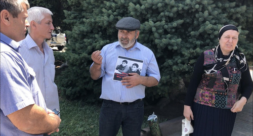 Прохожие подходили к Муртазали Гасангусейнову и выражали соболезнования и слова поддержки. Махачкала, 15 июля 2019 года. Фото Патимат Махмудовой для "Кавказского узла" Прохожие подходили к Муртазали Гасангусейнову и выражали соболезнования и слова поддержки. Махачкала, 15 июля 2019 года. Фото Патимат Махмудовой для "Кавказского узла"
