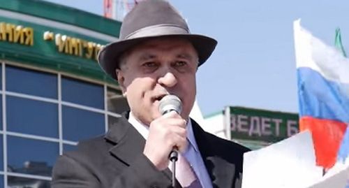 Ахмед Погоров выступает на митинге в Магасе 26 марта 2019 года. Кадр видео Фортанга Org Ахмед Погоров выступает на митинге в Магасе 26 марта 2019 года. Кадр видео Фортанга Org