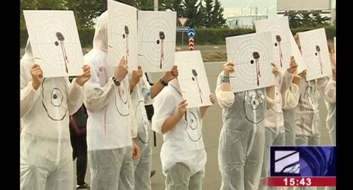 Акция протеста у здания МВД Грузии. 17 июля 2019 г. Кадр видео "Рустави 2" http://rustavi2.ge/en/news/139307 Акция протеста у здания МВД Грузии. 17 июля 2019 г. Кадр видео "Рустави 2" http://rustavi2.ge/en/news/139307
