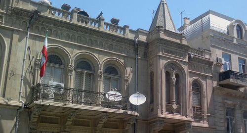 Здание посольства Ирана в Баку. Фото: Interfase https://ru.wikipedia.org Здание посольства Ирана в Баку. Фото: Interfase https://ru.wikipedia.org