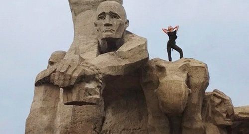 Участница фотосессии на мемориале жертвам фашизма в Змиевской балке. © Фото: "Это Ростов, детка!" - "Новости Ростова-на-Дону", "ВКонтакте" Участница фотосессии на мемориале жертвам фашизма в Змиевской балке. © Фото: "Это Ростов, детка!" - "Новости Ростова-на-Дону", "ВКонтакте"