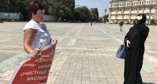 Лариса Бачиева общается с прохожими во время одиночного пикета. 19 июля 2019 года. Фото Патимат Махмудовой для "Кавказского узла" Лариса Бачиева общается с прохожими во время одиночного пикета. 19 июля 2019 года. Фото Патимат Махмудовой для "Кавказского узла"