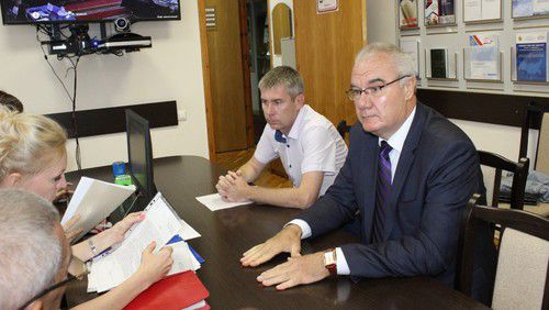 Пятый претендент на пост губернатора Ставрополья Николай Кряжев подает документы в избирком. 24 июля 2019 года. Фото пресс-службы краевого избиркома. Пятый претендент на пост губернатора Ставрополья Николай Кряжев подает документы в избирком. 24 июля 2019 года. Фото пресс-службы краевого избиркома.