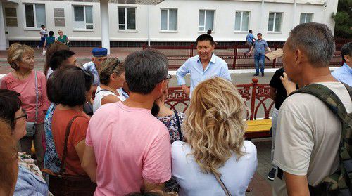 Кандидат на пост главы Калмыкии Намсыр Манджиев со своими сторонниками в Элисте 24 июля 2019 года. Фото Бадмы Бюрчиева для «Кавказского узла». Кандидат на пост главы Калмыкии Намсыр Манджиев со своими сторонниками в Элисте 24 июля 2019 года. Фото Бадмы Бюрчиева для «Кавказского узла».