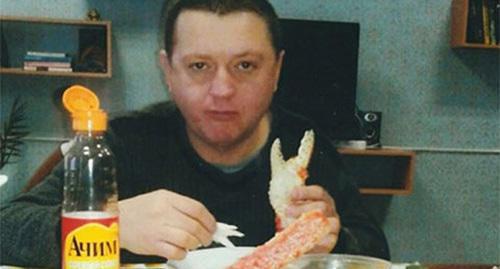 Вячеслав Цеповяз с деликатесами в колонии. Фото: кадр видео ТВЦ https://frontend.vh.yandex.ru/player/18148274060778036183 Вячеслав Цеповяз с деликатесами в колонии. Фото: кадр видео ТВЦ https://frontend.vh.yandex.ru/player/18148274060778036183
