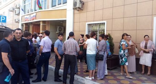 Группа поддержки задержанных в Дагестане четырех Свидетелей Иеговы у Советского районного суда до начала рассмотрения ходатайства о продлении меры пресечения. Фото Расула Магомедова для "Кавказского узла". Группа поддержки задержанных в Дагестане четырех Свидетелей Иеговы у Советского районного суда до начала рассмотрения ходатайства о продлении меры пресечения. Фото Расула Магомедова для "Кавказского узла".