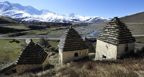 Некрополь у селения Даргавс. Фото Alex Svirkin, https://commons.wikimedia.org/w/index.php?curid=19977331 Некрополь у селения Даргавс. Фото Alex Svirkin, https://commons.wikimedia.org/w/index.php?curid=19977331