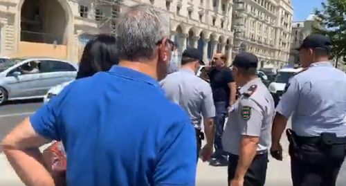 Сотрудники полиции во время задержания активистов на акции в поддержку Гасанова. Скриншот видео https://www.facebook.com/100010250138975/videos/905605069791156/?id=100010250138975 Сотрудники полиции во время задержания активистов на акции в поддержку Гасанова. Скриншот видео https://www.facebook.com/100010250138975/videos/905605069791156/?id=100010250138975