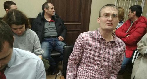 Адвокат Михаил Беньяш (справа) с защитниками в Ленинском районном суде Краснодара. Фото Александра Савельева для "Кавказского узла" Адвокат Михаил Беньяш (справа) с защитниками в Ленинском районном суде Краснодара. Фото Александра Савельева для "Кавказского узла"