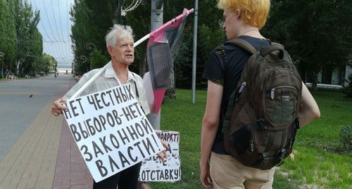 Владимир Васильченко на пикете общается с прохожим. Волгоград, 31 июля 2019 г. Фото Татьяны Филимоновой для "Кавказского узла" Владимир Васильченко на пикете общается с прохожим. Волгоград, 31 июля 2019 г. Фото Татьяны Филимоновой для "Кавказского узла"