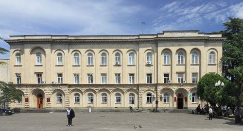 Резиденция правительства и Президента Республики Абхазия. Фото: Hons084 / https://commons.wikimedia.org/w/index.php?curid=37946704 Резиденция правительства и Президента Республики Абхазия. Фото: Hons084 / https://commons.wikimedia.org/w/index.php?curid=37946704
