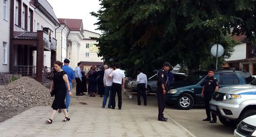 Возле здания суда. Фото Людмилы Маратовой для "Кавказского узла" Возле здания суда. Фото Людмилы Маратовой для "Кавказского узла"