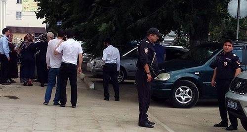 Сотрудники полиции перед зданием суда, где проходило заседание по делу Зарифы Саутиевой. Нальчик, 1 августа 2019 г. Фото Людмилы Маратовой для "Кавказского узла" Сотрудники полиции перед зданием суда, где проходило заседание по делу Зарифы Саутиевой. Нальчик, 1 августа 2019 г. Фото Людмилы Маратовой для "Кавказского узла"