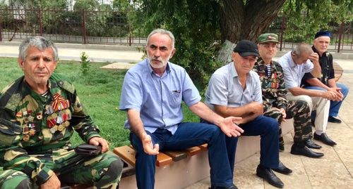 Афганцы собрались для обсуждения дальнейших действий в Махачкале. Фото Патимат Махмудовой для "Кавказского узла"
Афганцы собрались для обсуждения дальнейших действий в Махачкале. Фото Патимат Махмудовой для "Кавказского узла"