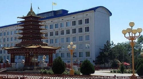 Дом правительства Калмыкии. Фото Бадмы Бюрчиева для "Кавказского узла". Дом правительства Калмыкии. Фото Бадмы Бюрчиева для "Кавказского узла".