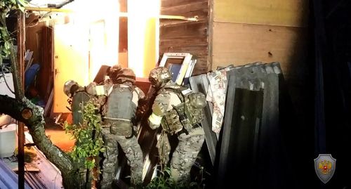 Сотрудники спецслужб во время проведения КТО. Фото Пресс-служба НАК http://nac.gov.ru/kontrterroristicheskie-operacii/v-hode-kto-v-kolchugino-neytralizovany-dvoe.html Сотрудники спецслужб во время проведения КТО. Фото Пресс-служба НАК http://nac.gov.ru/kontrterroristicheskie-operacii/v-hode-kto-v-kolchugino-neytralizovany-dvoe.html