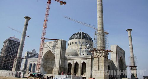 Строящаяся в Шали мечеть имени Рамзана Кадырова. Фото: Ибрагим Эстамиров http://www.grozny-inform.ru/multimedia/photos/71077/ Строящаяся в Шали мечеть имени Рамзана Кадырова. Фото: Ибрагим Эстамиров http://www.grozny-inform.ru/multimedia/photos/71077/