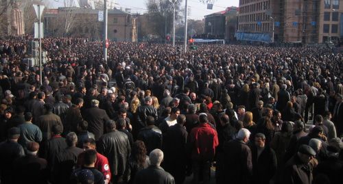 Несогласные с подсчётом голосов в ходе выборов президента Армении 1 марта 2008 года на улице в Ереване. Фото: Serouj, https://commons.wikimedia.org/w/index.php?curid=3653411 Несогласные с подсчётом голосов в ходе выборов президента Армении 1 марта 2008 года на улице в Ереване. Фото: Serouj, https://commons.wikimedia.org/w/index.php?curid=3653411