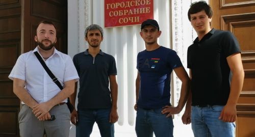 Участники встречи с депутатом Константином Затулиным (слева направо) Вахтанг Езугбая, Левон Варваштян, Артур Кочконян, Арут Томасян. Фото Светланы Кравченко для "Кавказского узла". Участники встречи с депутатом Константином Затулиным (слева направо) Вахтанг Езугбая, Левон Варваштян, Артур Кочконян, Арут Томасян. Фото Светланы Кравченко для "Кавказского узла".