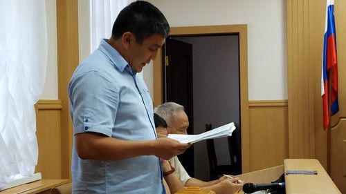 Представитель Манджиева Санал Убушаев на заседании Верховного суда Калмыкии 8 августа 2019 года. Фото Бадмы Бюрчиева для "Кавказского узла" Представитель Манджиева Санал Убушаев на заседании Верховного суда Калмыкии 8 августа 2019 года. Фото Бадмы Бюрчиева для "Кавказского узла"