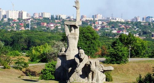 Мемориал памяти убитых в Змиёвской балке. Фото: автор: Tatjana180474, https://ru.wikipedia.org Мемориал памяти убитых в Змиёвской балке. Фото: автор: Tatjana180474, https://ru.wikipedia.org