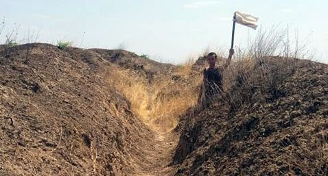 Военнослужащий с белым флагом на боевых позициях. Фото: пресс-служба МО Азербайджана https://mod.gov.az/ru/news/dezertirovavshij-armyanskij-voennosluzhashij-byl-zaderzhan-azerbajdzhanskimi-podrazdeleniyami-na-linii-soprikosnoveniya-28074.html Военнослужащий с белым флагом на боевых позициях. Фото: пресс-служба МО Азербайджана https://mod.gov.az/ru/news/dezertirovavshij-armyanskij-voennosluzhashij-byl-zaderzhan-azerbajdzhanskimi-podrazdeleniyami-na-linii-soprikosnoveniya-28074.html