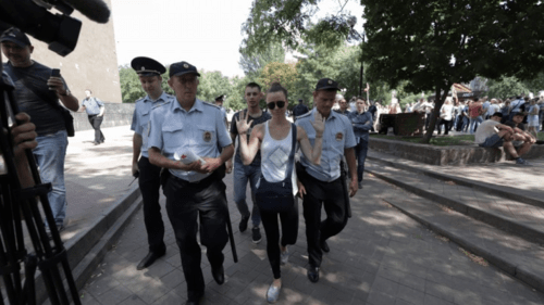Задержание активистки в Ростове-на-Дону 10 августа 2019 года. Фото: Евгений Вдовин, 161.ru Задержание активистки в Ростове-на-Дону 10 августа 2019 года. Фото: Евгений Вдовин, 161.ru