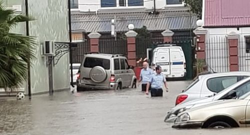 Сотрудники полиции на улице после ливня в Сочи. Фото Светланы Кравченко для "Кавказского узла". Сотрудники полиции на улице после ливня в Сочи. Фото Светланы Кравченко для "Кавказского узла".
