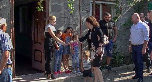 Министр Кетеван Цихелашвили посещает семьи, чьи домовладения оказались на южноосетинской стороне при установке пограничного заграждения . Фото: кадр видео Georgian Broadcaster https://www.youtube.com/watch?v=Jlk7Fm2hxGw
 