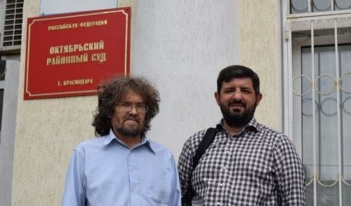 Андрей Рудомаха и Алексей Аванесян возле здания Октябрьского райсуда Краснодара. Фото: пресс-служба "Экологической Вахты по Северному Кавказу" http://ewnc.org/node/27006 Андрей Рудомаха и Алексей Аванесян возле здания Октябрьского райсуда Краснодара. Фото: пресс-служба "Экологической Вахты по Северному Кавказу" http://ewnc.org/node/27006