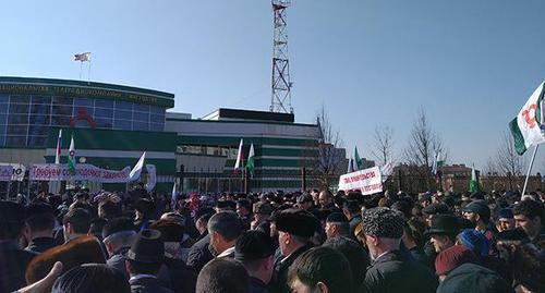 Митинг в Магасе 26 марта. Фото: Умара Йовлоя для "Кавказского узла" Митинг в Магасе 26 марта. Фото: Умара Йовлоя для "Кавказского узла"