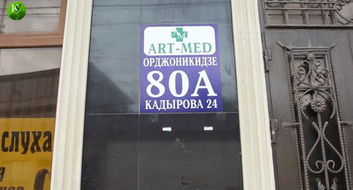 Таблички с двойным адресом после переименования улицы в Махачкале. Скриншот с видео "Кавказского узла" https://www.youtube.com/watch?v=ilHNLfFuLjM Таблички с двойным адресом после переименования улицы в Махачкале. Скриншот с видео "Кавказского узла" https://www.youtube.com/watch?v=ilHNLfFuLjM