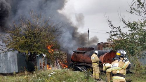 Автоцистерна с газом взорвалась на АЗС в Чечне. Фото пресс-служба МЧС http://95.mchs.gov.ru/operationalpage/operational/item/8319733/
Автоцистерна с газом взорвалась на АЗС в Чечне. Фото пресс-служба МЧС http://95.mchs.gov.ru/operationalpage/operational/item/8319733/