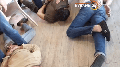 Скриншот видео "В Сочи задержали предполагаемых участников перестрелки в Краснодаре", https://youtu.be/m08U6H513pg Скриншот видео "В Сочи задержали предполагаемых участников перестрелки в Краснодаре", https://youtu.be/m08U6H513pg
