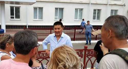 Кандидат на должность главы Калмыкии Намсыр Манджиев со своими сторонниками. Фото: Бадма Бюрчиев для "Кавказского узла" Кандидат на должность главы Калмыкии Намсыр Манджиев со своими сторонниками. Фото: Бадма Бюрчиев для "Кавказского узла"