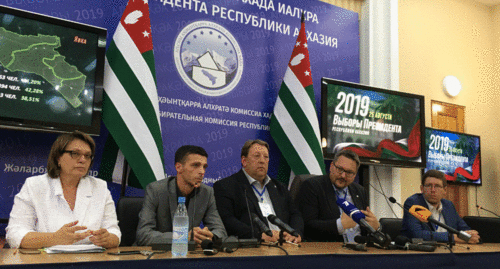 Пресс-конференция ЦИК в Международном пресс-центре по выборам президента Республики Абхазия. Фото Дмитрия Статейнова для "Кавказского узла" Пресс-конференция ЦИК в Международном пресс-центре по выборам президента Республики Абхазия. Фото Дмитрия Статейнова для "Кавказского узла"