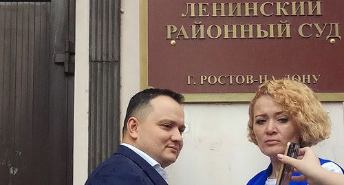 Анастасия Шевченко со своим адвокатом у здания суда. Фото Константина Волгина для "Кавказского узла" Анастасия Шевченко со своим адвокатом у здания суда. Фото Константина Волгина для "Кавказского узла"